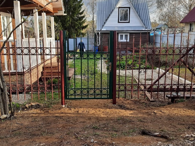 Сварной забор с кольцами, пиками и коваными панелями, Эжва, общ. Емвалька Сварной забор с кольцами, пиками и коваными панелями, Эжва, общ. Емвалька